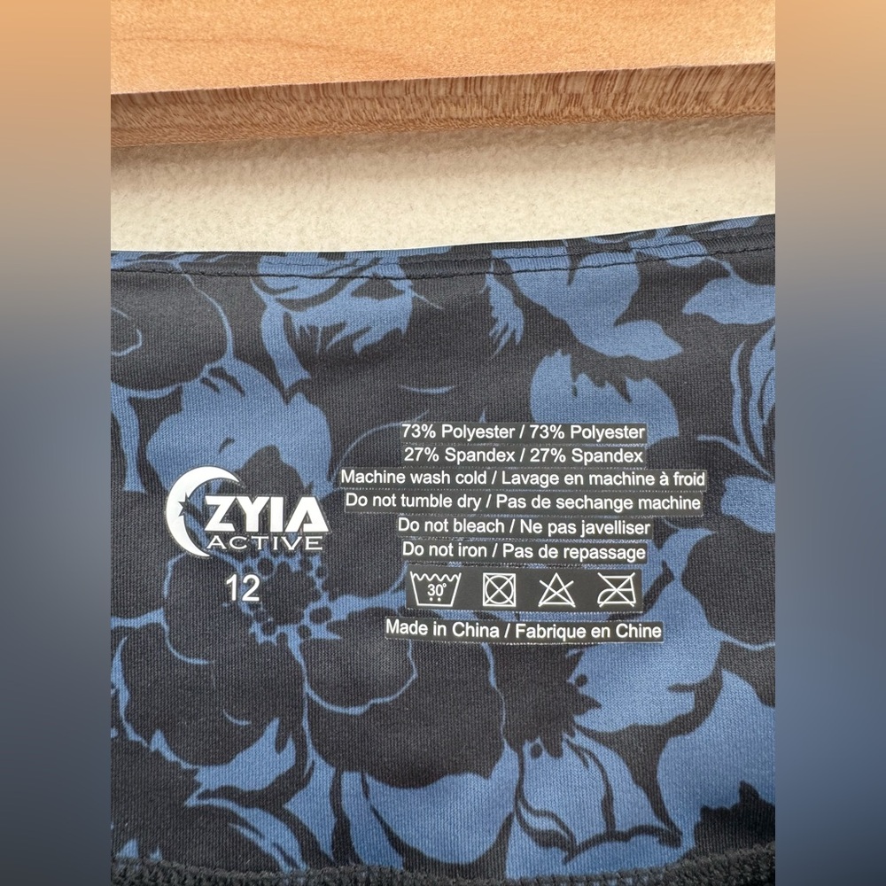 Zyia Active Women’s 12 Black Blue Tropical Floral Leggings NWOT - Picture 8 of 8